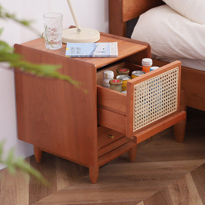 Traditioneller rustikaler quadratischer Würfel Nachttisch aus Kirschholz und Rattan mit 2 Schubladen für das Schlafzimmer 