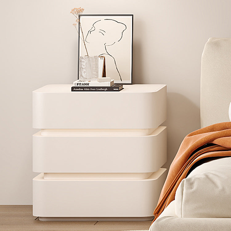 Table de chevet moderne minimaliste en bois massif avec bande lumineuse à trois tiroirs pour chambre 
