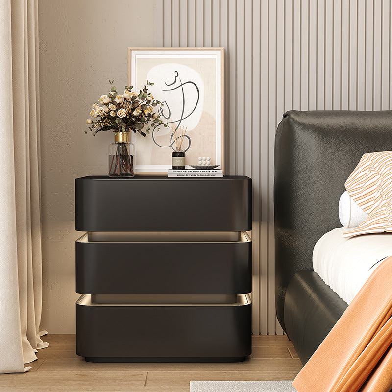 Table de chevet moderne minimaliste en bois massif avec bande lumineuse à trois tiroirs pour chambre 