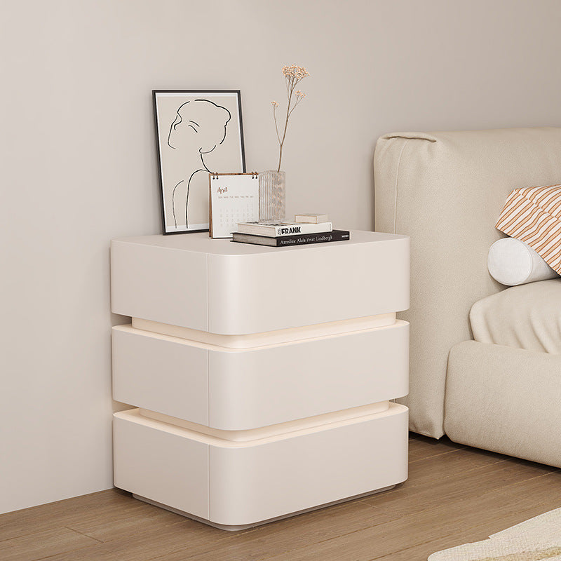 Table de chevet moderne minimaliste en bois massif avec bande lumineuse à trois tiroirs pour chambre 