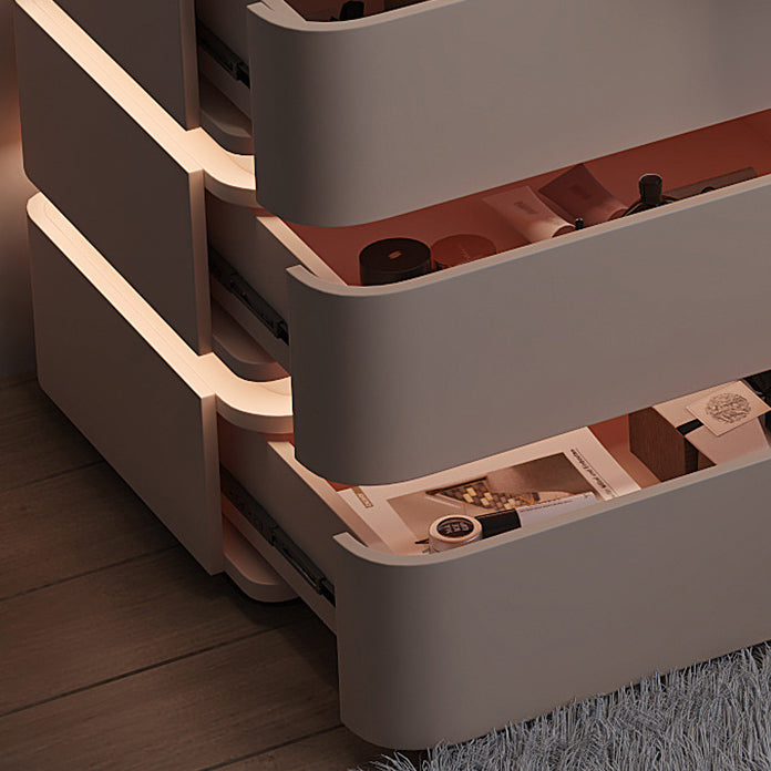 Table de chevet moderne minimaliste en bois massif avec bande lumineuse à trois tiroirs pour chambre 