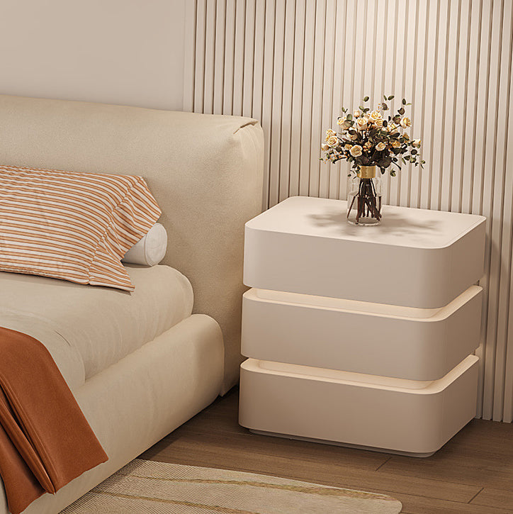 Table de chevet moderne minimaliste en bois massif avec bande lumineuse à trois tiroirs pour chambre 