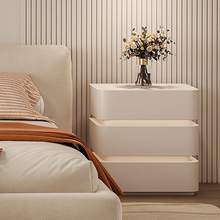 Table de chevet moderne minimaliste en bois massif avec bande lumineuse à trois tiroirs pour chambre 
