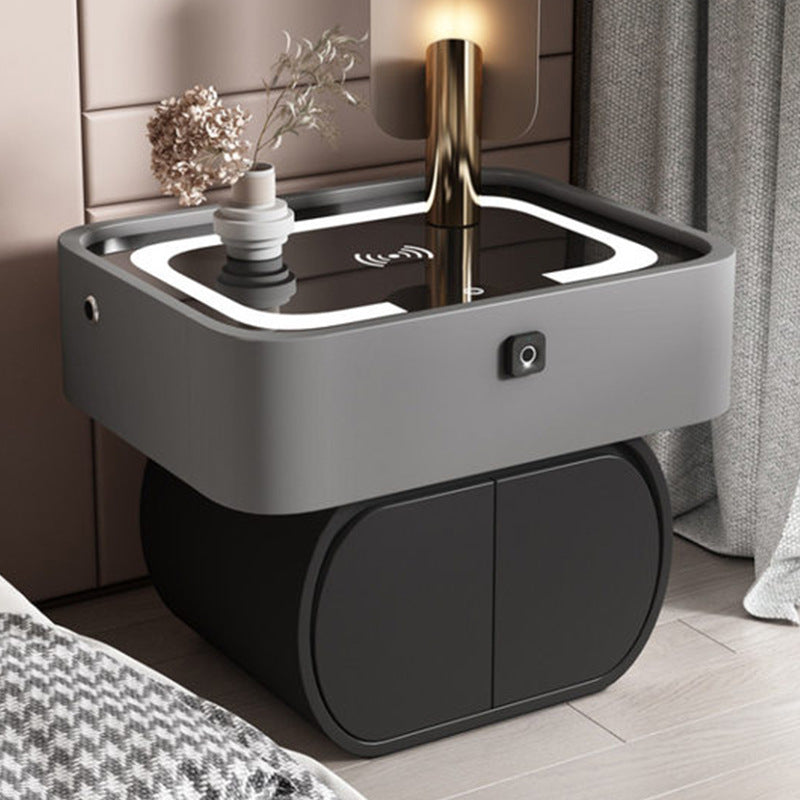Zeitgenössischer nordischer rechteckiger Glas-Desktop-PineFaux-Leder-Nachttisch mit 2 Schubladen für das Schlafzimmer 
