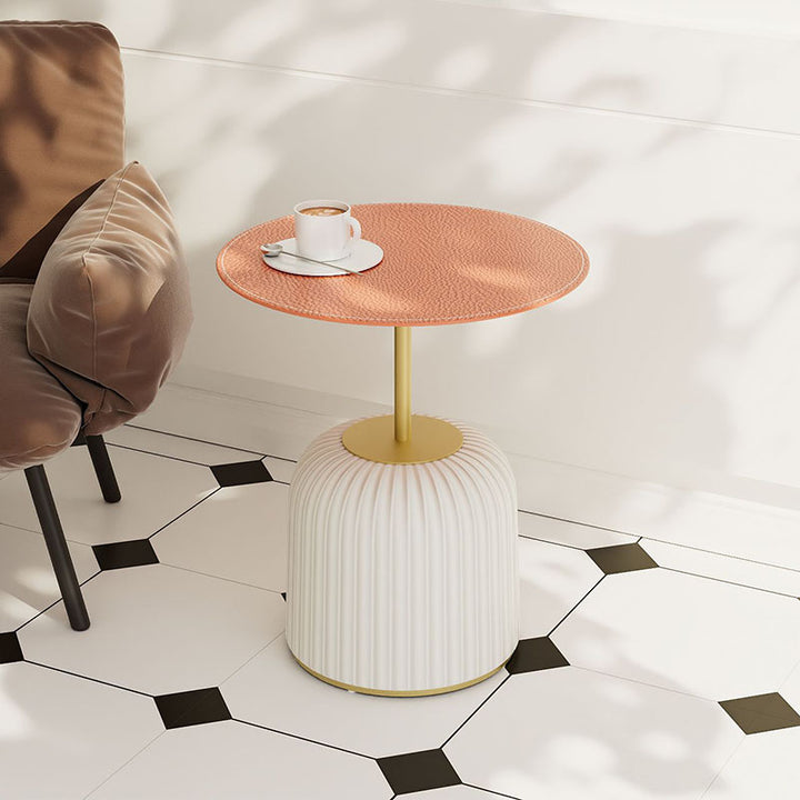 Zeitgenössischer nordischer zylindrischer runder PU-Leder-Glas-Metall-Endtisch 1-stufig für das Wohnzimmer 