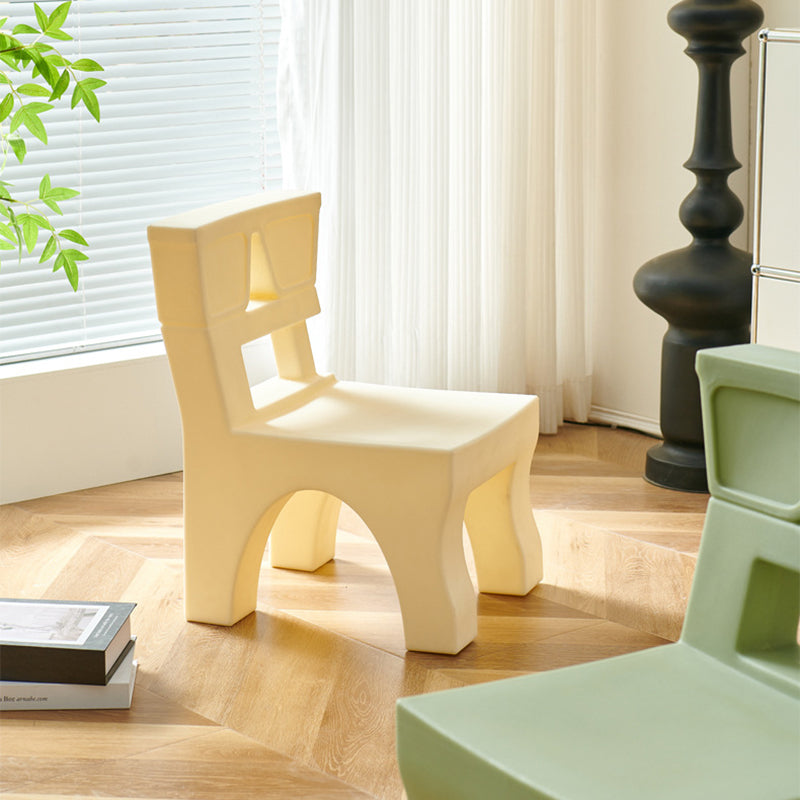 Zeitgenössischer nordischer quadratischer Kunststoffhocker für Kinderzimmer & Wohnzimmer 