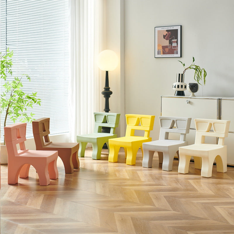 Zeitgenössischer nordischer quadratischer Kunststoffhocker für Kinderzimmer & Wohnzimmer 