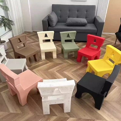 Zeitgenössischer nordischer quadratischer Kunststoffhocker für Kinderzimmer & Wohnzimmer 