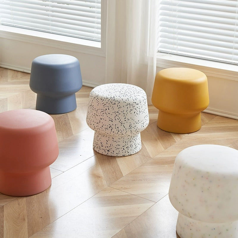Zeitgenössischer kreativer runder Kunststoffhocker für Schlafzimmer- und Wohnzimmer-Sitzgelegenheiten 