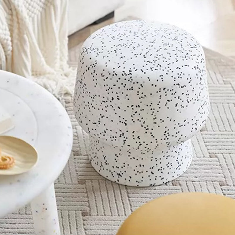 Zeitgenössischer kreativer runder Kunststoffhocker für Schlafzimmer- und Wohnzimmer-Sitzgelegenheiten 