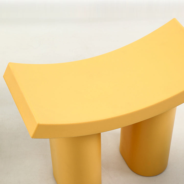 Tabouret bas cylindrique incurvé en plastique nordique contemporain pour entrée, chambre, salon 