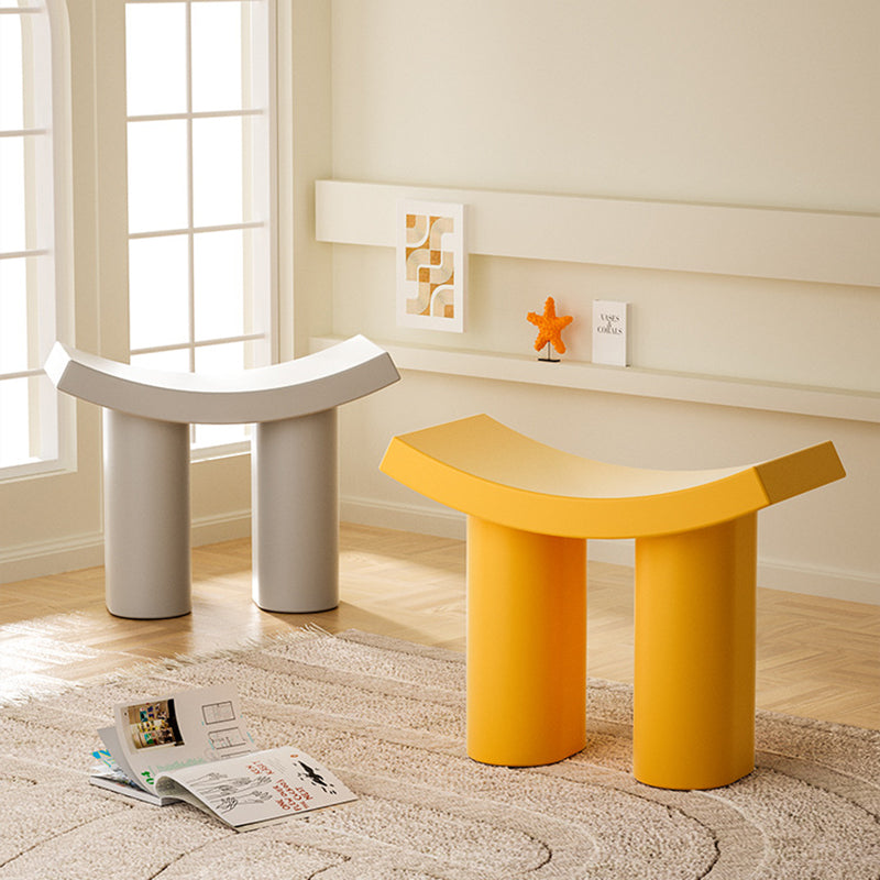 Tabouret bas cylindrique incurvé en plastique nordique contemporain pour entrée, chambre, salon 