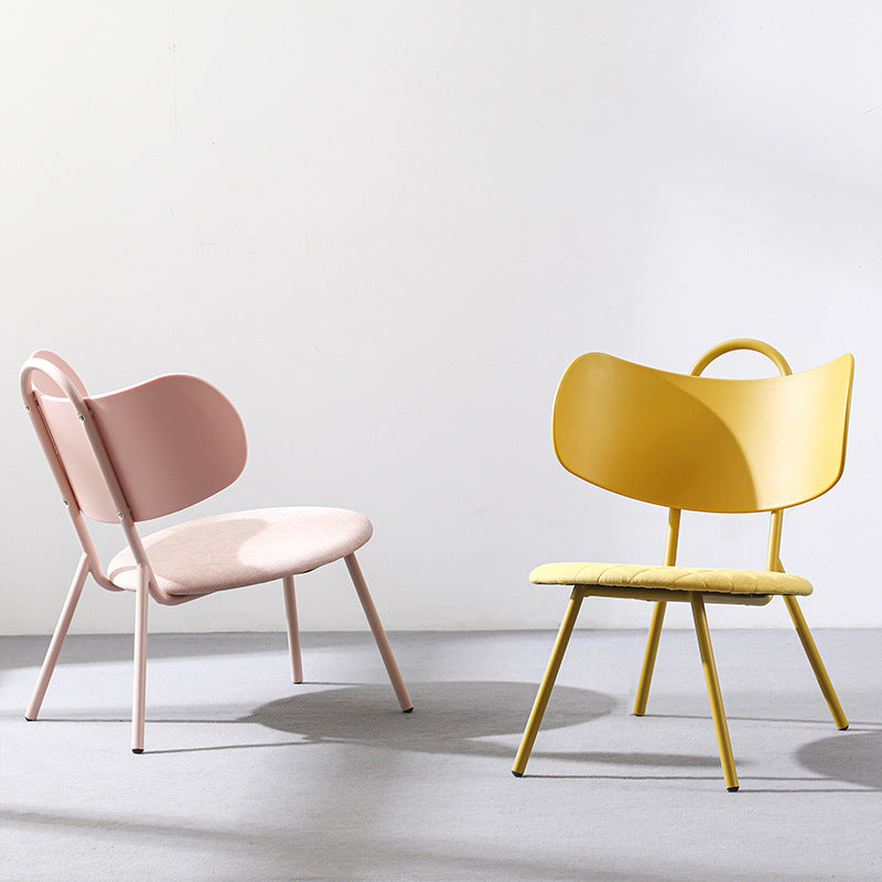 Zeitgenössischer nordischer Kunststoff- & Eisen-Stuhl mit gebogener Rückenlehne und rundem Sitz für Schlafzimmer, Wohnzimmer, Balkon 