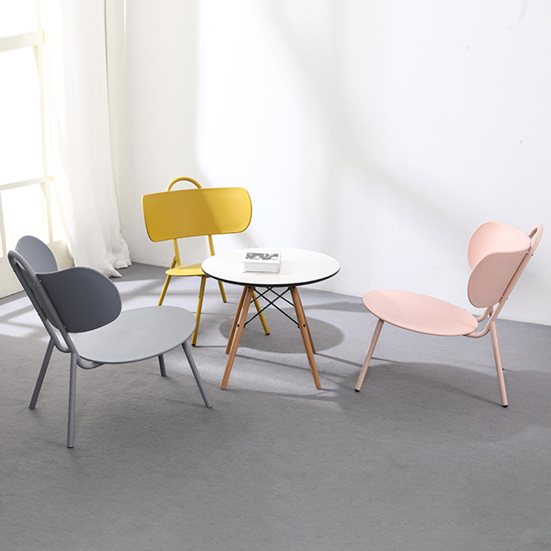 Zeitgenössischer nordischer Kunststoff- & Eisen-Stuhl mit gebogener Rückenlehne und rundem Sitz für Schlafzimmer, Wohnzimmer, Balkon 