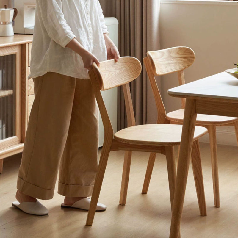 Traditioneller Vintage-Esszimmerstuhl aus Gummibaumholz mit geschwungener Rückenlehne und schlankem Sitz für Küche und Wohnzimmer 