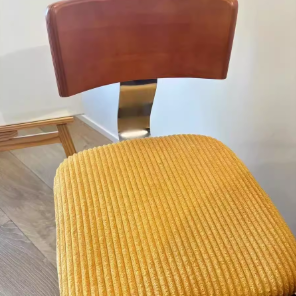 Silla de comedor cuadrada curva de madera y tela nórdica contemporánea para comedor y sala de estar 