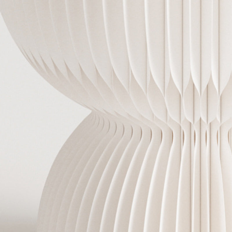 Zeitgenössischer kreativer Leder- & Kraftpapier-Lotus-förmiger faltbarer niedriger Hocker für Schlafzimmer & Wohnzimmer 