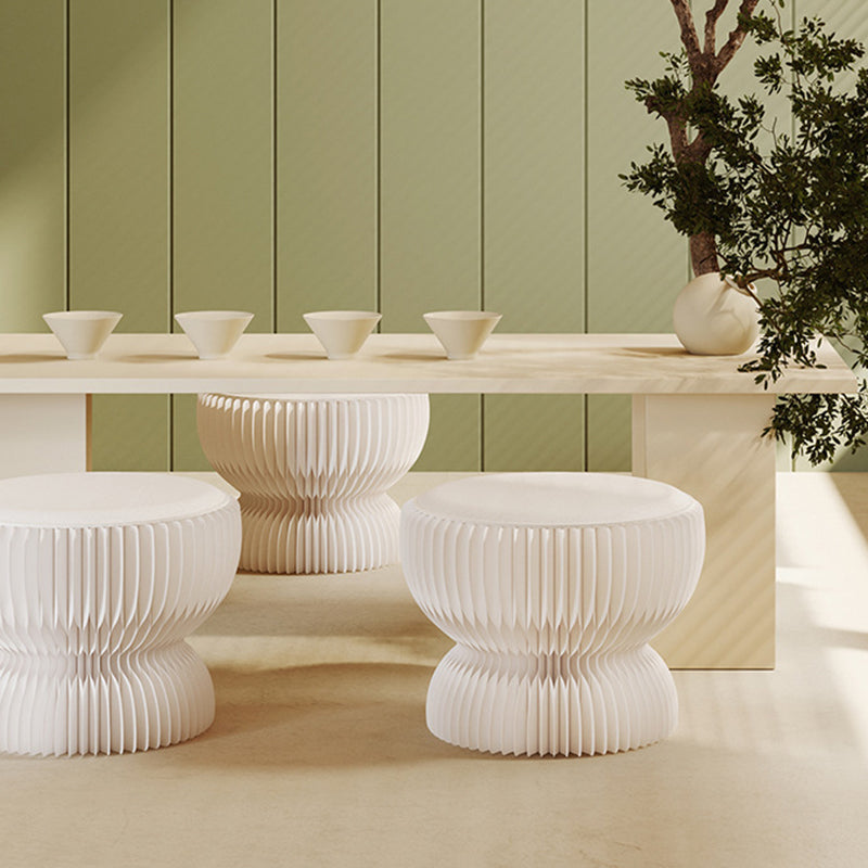 Zeitgenössischer kreativer Leder- & Kraftpapier-Lotus-förmiger faltbarer niedriger Hocker für Schlafzimmer & Wohnzimmer 