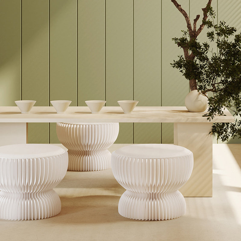 Zeitgenössischer kreativer Leder- & Kraftpapier-Lotus-förmiger faltbarer niedriger Hocker für Schlafzimmer & Wohnzimmer 
