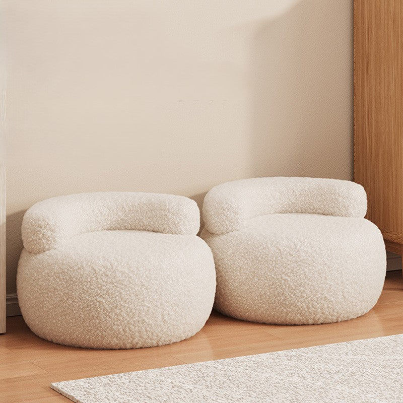 Moderner niedriger Hocker im nordischen Stil aus Sherpa-Stoff und Holz mit runder Form und geschwungener Rückenlehne für Schlafzimmer und Wohnzimmer 