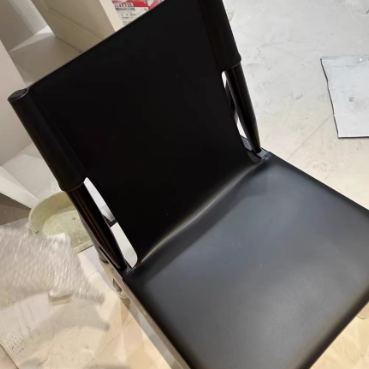 Chaise de salle à manger carrée courbée en cuir synthétique et bois moderne minimaliste pour salle à manger et salon 