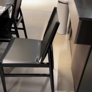 Chaise de salle à manger carrée courbée en cuir synthétique et bois moderne minimaliste pour salle à manger et salon 