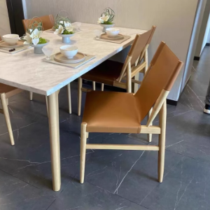 Chaise de salle à manger carrée courbée en cuir synthétique et bois moderne minimaliste pour salle à manger et salon 