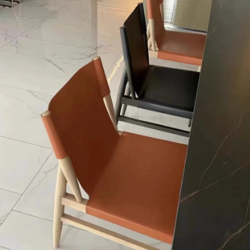 Chaise de salle à manger carrée courbée en cuir synthétique et bois moderne minimaliste pour salle à manger et salon 