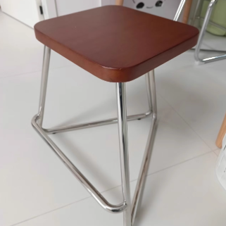 Taburete bajo rectangular contemporáneo de madera nórdica y acero inoxidable con base triangular para dormitorio, sala de estar, comedor 