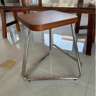 Taburete bajo rectangular contemporáneo de madera nórdica y acero inoxidable con base triangular para dormitorio, sala de estar, comedor 