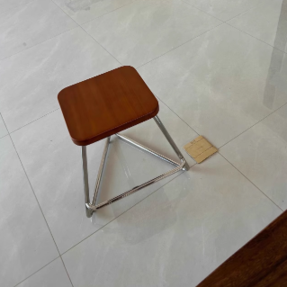 Taburete bajo rectangular contemporáneo de madera nórdica y acero inoxidable con base triangular para dormitorio, sala de estar, comedor 