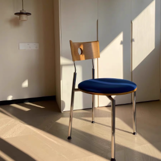 Chaise de salle à manger ronde incurvée en velours vintage traditionnel, bois et acier inoxydable pour chambre, salon et cuisine 