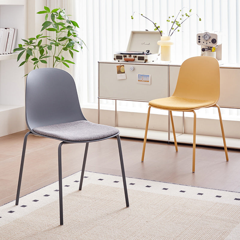 Moderner minimalistischer Stoff- & PE-gekrümmter quadratischer Esszimmerstuhl für Wohnzimmer, Schlafzimmer und Küche 