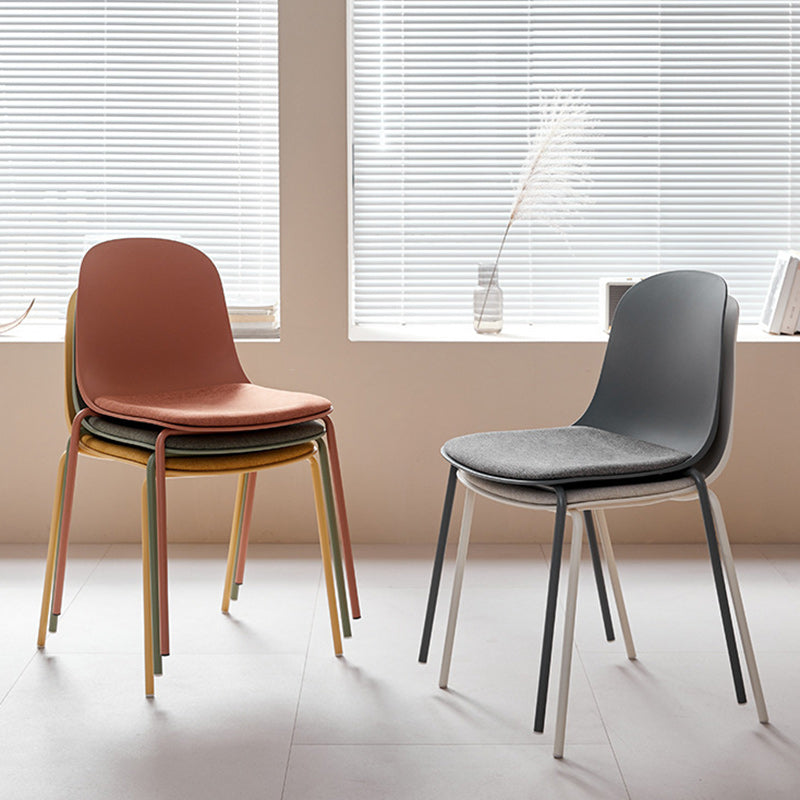 Moderner minimalistischer Stoff- & PE-gekrümmter quadratischer Esszimmerstuhl für Wohnzimmer, Schlafzimmer und Küche 