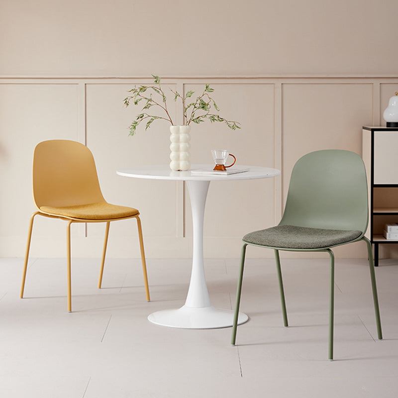 Moderner minimalistischer Stoff- & PE-gekrümmter quadratischer Esszimmerstuhl für Wohnzimmer, Schlafzimmer und Küche 