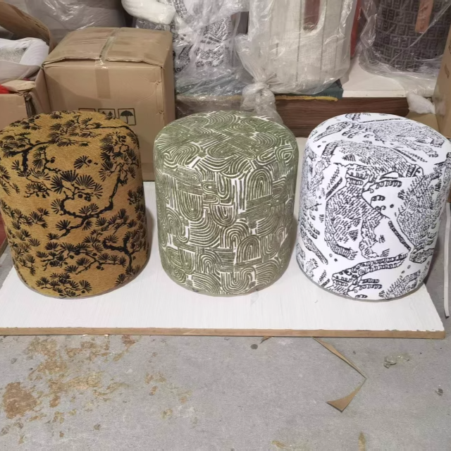 Zeitgenössischer kreativer Stoff- und Holz-Zylinderhocker für Schlafzimmer und Wohnzimmer 
