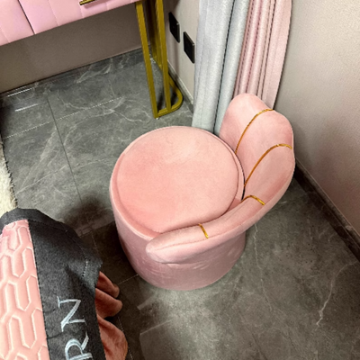 Tabouret de coiffeuse rond en velours nordique contemporain et en bois en forme de pétale avec 1 rangement pour chambre et salon 