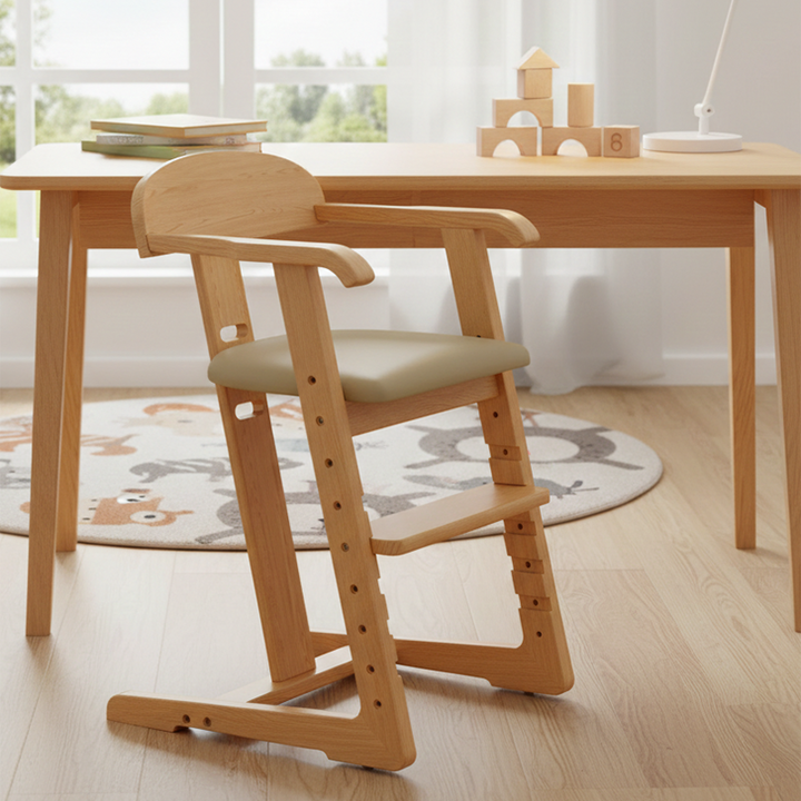 Moderner minimalistischer Kinder-Esszimmerstuhl aus Gummibaumholz mit PU-Leder in geometrischer Form, Rückenlehne und Armlehne für das Esszimmer 