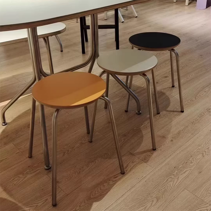 كرسي طعام عصري صناعي دائري مصنوع من الخشب الصلب وخشب الأبلكاش بقشرة ستانلس ستيل قابل للتكديس بدون ظهر وبدون مساند للذراعين لغرفة الطعام 