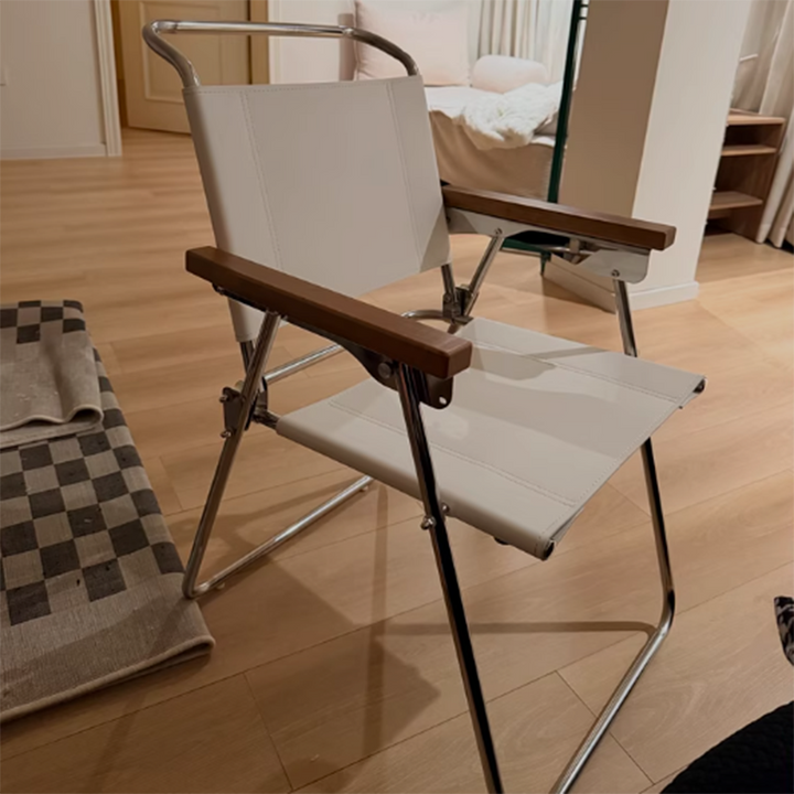 Zeitgenössischer skandinavischer dreieckiger rechteckiger Edelstahl-Klappstuhl aus Kunstsattelleder mit Armlehnen und Rückenlehne für das Esszimmer 