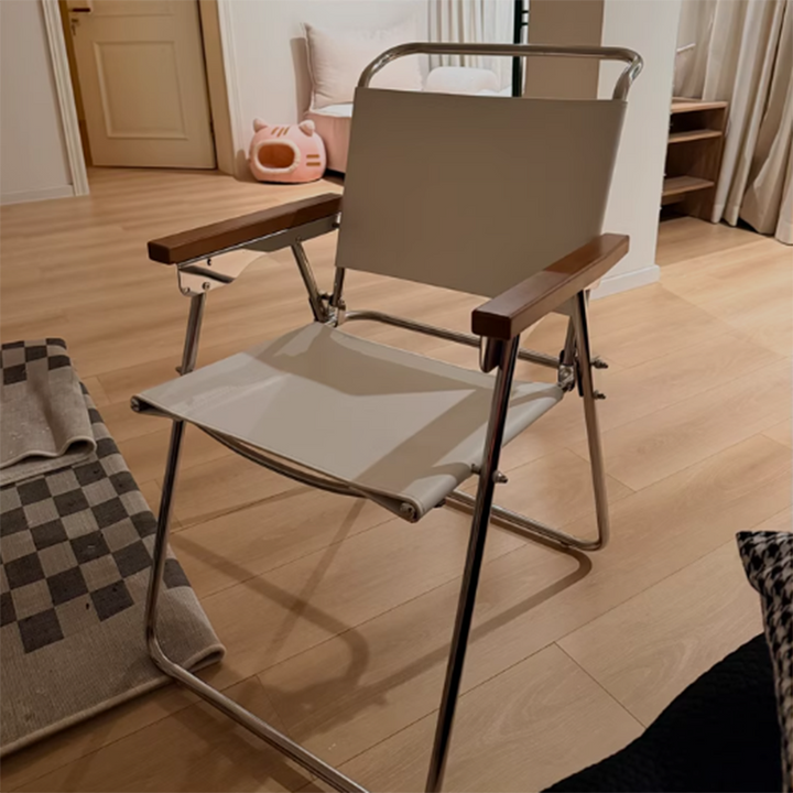 Zeitgenössischer skandinavischer dreieckiger rechteckiger Edelstahl-Klappstuhl aus Kunstsattelleder mit Armlehnen und Rückenlehne für das Esszimmer 