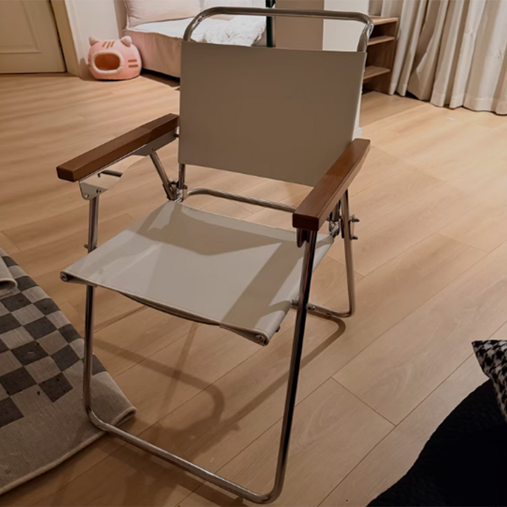 Zeitgenössischer skandinavischer dreieckiger rechteckiger Edelstahl-Klappstuhl aus Kunstsattelleder mit Armlehnen und Rückenlehne für das Esszimmer 