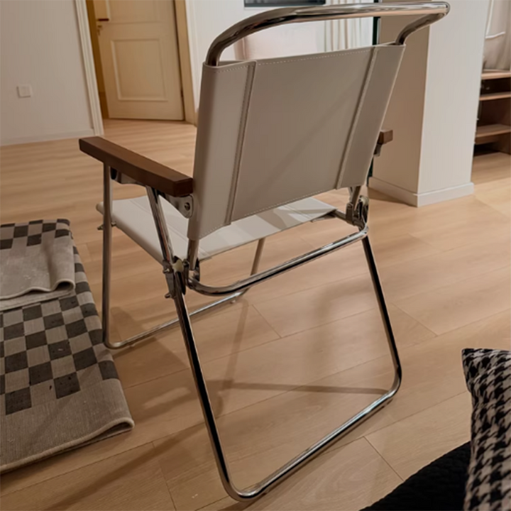 Zeitgenössischer skandinavischer dreieckiger rechteckiger Edelstahl-Klappstuhl aus Kunstsattelleder mit Armlehnen und Rückenlehne für das Esszimmer 