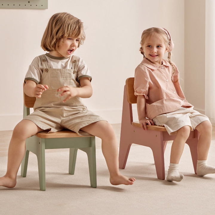 Zeitgenössischer nordischer trapezförmiger strapazierfähiger Buchenholzhocker für Kinder ohne Rückenlehne für das Wohnzimmer 