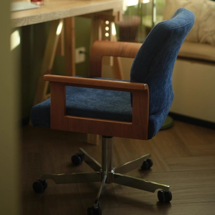 Chaise de bureau contemporaine scandinave en bois massif, contreplaqué, chenille et acier inoxydable, carrée, relevable et pivotante, avec dossier et accoudoirs, pour la maison et le bureau 