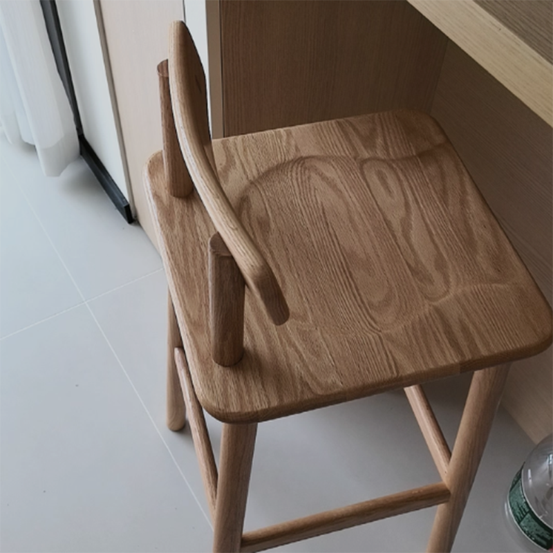 Traditioneller japanischer Barhocker aus Eichenholz mit trapezförmiger Rückenlehne und Fußstütze für Wohnzimmer und Esszimmer 