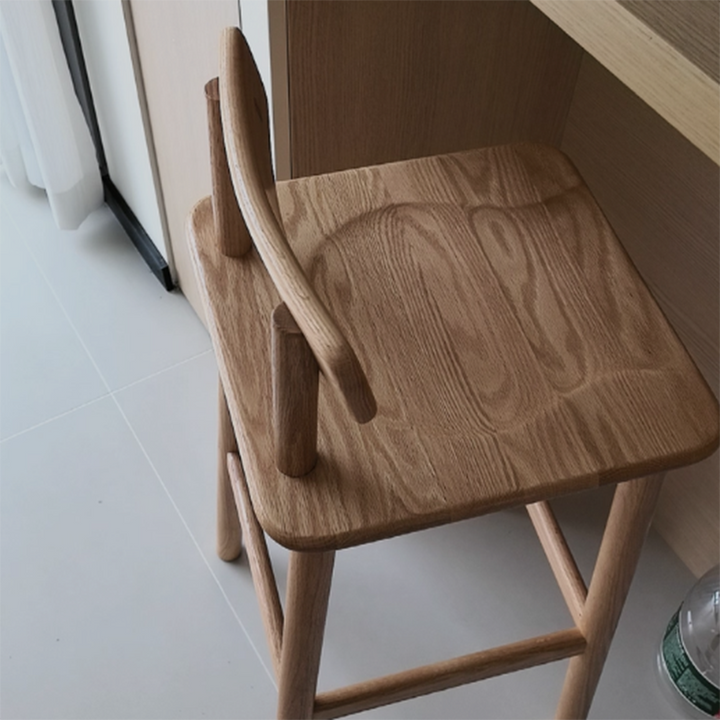 Traditioneller japanischer Barhocker aus Eichenholz mit trapezförmiger Rückenlehne und Fußstütze für Wohnzimmer und Esszimmer 
