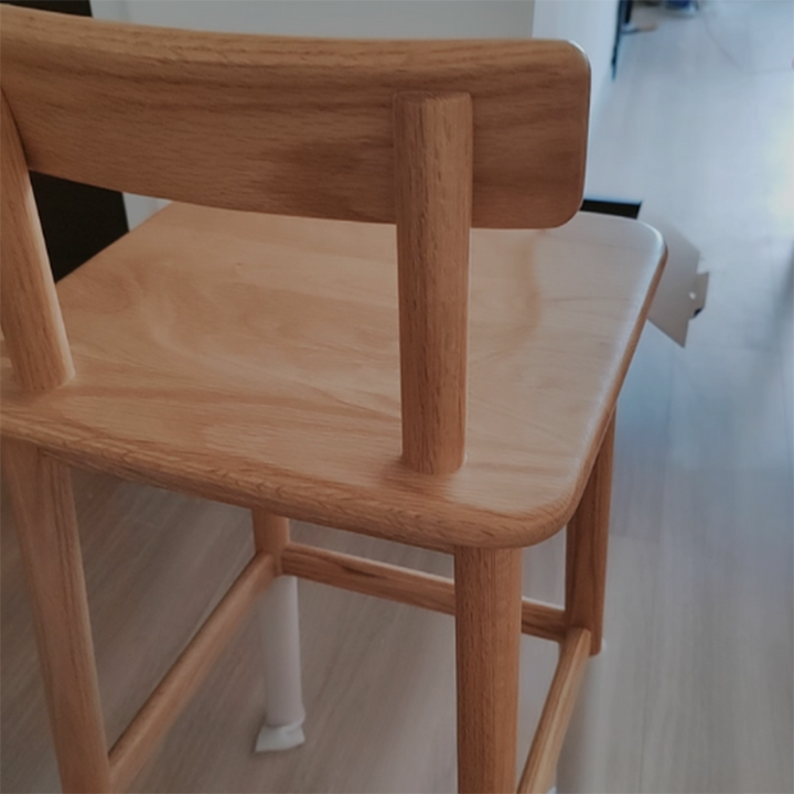 Traditioneller japanischer Barhocker aus Eichenholz mit trapezförmiger Rückenlehne und Fußstütze für Wohnzimmer und Esszimmer 