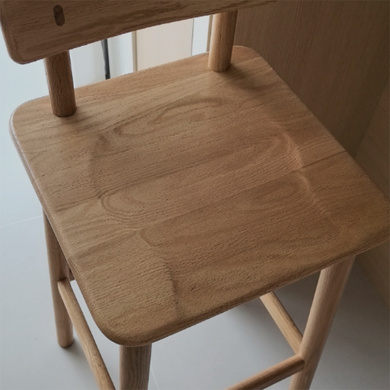 Traditioneller japanischer Barhocker aus Eichenholz mit trapezförmiger Rückenlehne und Fußstütze für Wohnzimmer und Esszimmer 