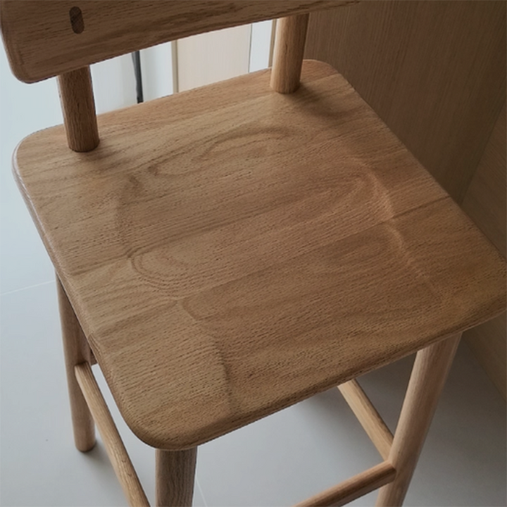 Traditioneller japanischer Barhocker aus Eichenholz mit trapezförmiger Rückenlehne und Fußstütze für Wohnzimmer und Esszimmer 